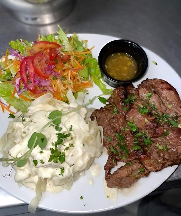 Gigot d'agneau accompagné de tagliatelles à la crème et sa salade Saint-André